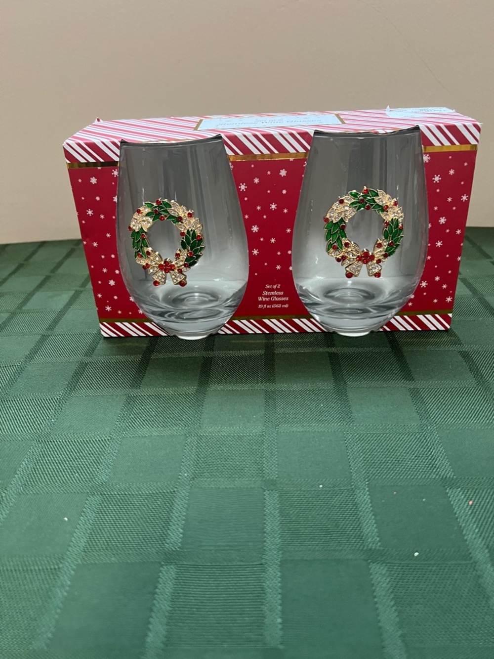 NIB 2 Holiday Wreath Stemless Wine Glasses - Clear with Red & Green Accents